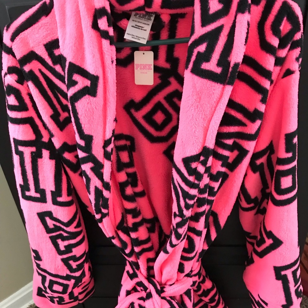 PINK VS ROBE